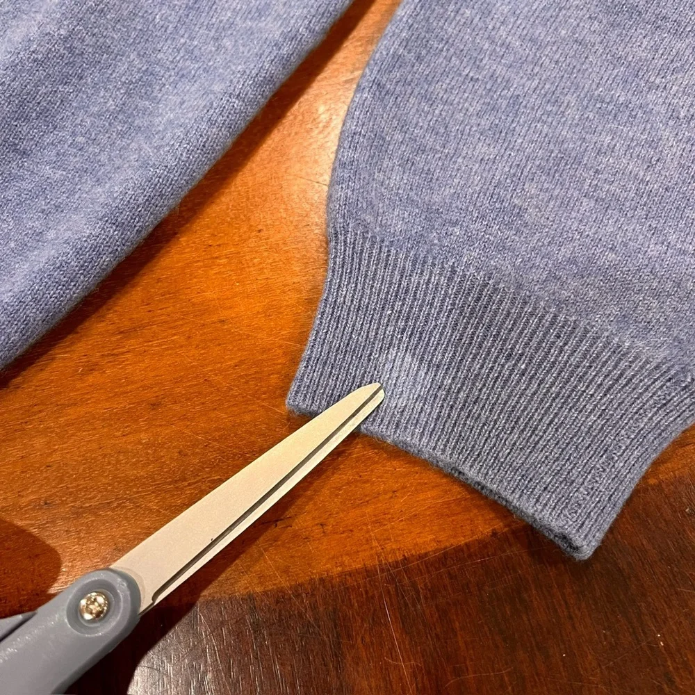 Turnbury Men’s 100% Cashmere‎ V-Neck Pullover Sweater Light Blue Large Soft
